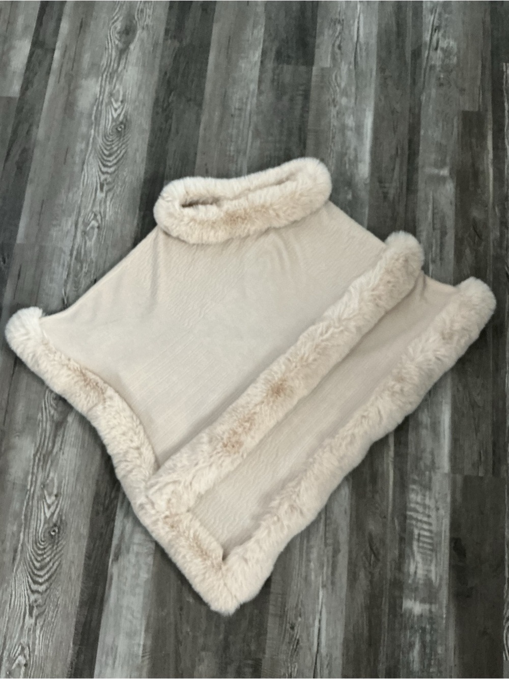 NWT Le Moda Ivory Faux Fur Trim Cozy Poncho Wrap